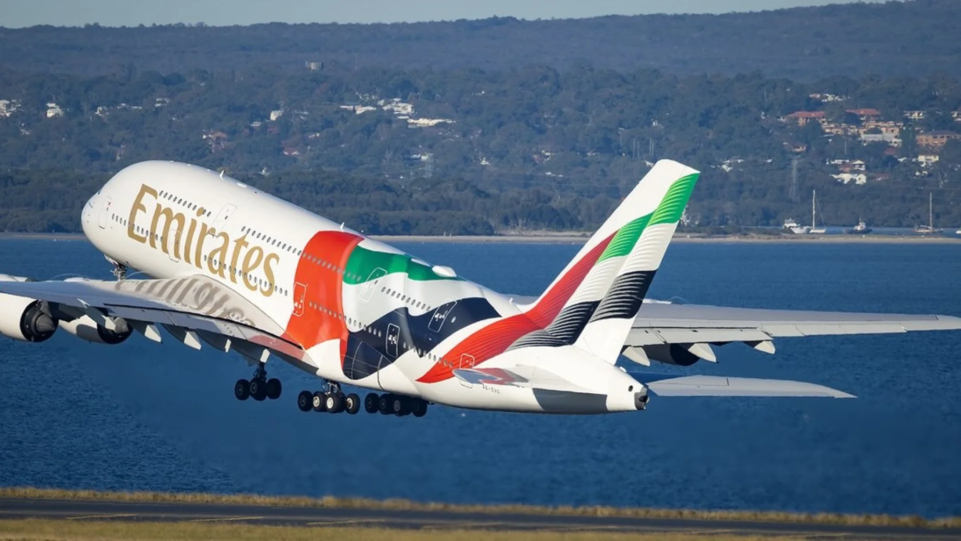 Emirates A380 mit UAE-Flagge: „Unity, Strength“ | Die Geissens Real Estate | Luxus Immobilien mit Carmen und Robert Geiss – Die Geissens in Dubai